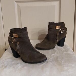 Guess Gather green suede ankle bootie with chunky black block heel size 7